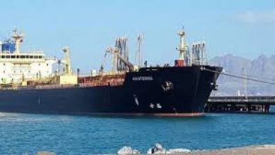 صورة بجهود المحافظ لملس ..دخول سفينة محملة بوقود الكهرباء إلى ميناء الزيت