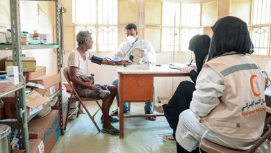 صورة عيادات «الهلال» المتنقلة تواصل تقديم الرعاية الطبية لسكان القرى النائية بحضرموت