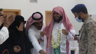 صورة بالصور .. شاهد لحظة استقبال ذوي الأسرى في السعودية لأبنائهم