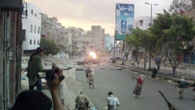 صورة اشتباكات عنيفة بين فصيلين مسلحين تابعين لمليشيا الإخوان في تعز