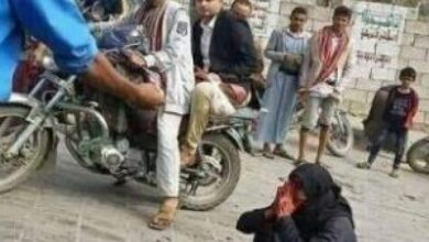 صورة قتلته مليشيا الحوثي .. صورة لامرأة تمسح وجهها بدماء زوجها تثير غضب الناشطين