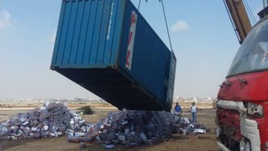 صورة #عدن.. هيئة المواصفات والمقاييس ترفض وتتلف منتجات مخالفة  في ميناء الحاويات