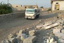 صورة قصف المليشيا الحوثية يجبر عائلات #حي_المنظر  على النزوح