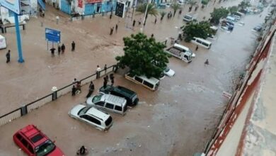 صورة تحسباً لوقوع أمطار .. الأجهزة الأمنية بكريتر تدعو المواطنين إلى ابعاد سياراتهم عن مجاري السيول
