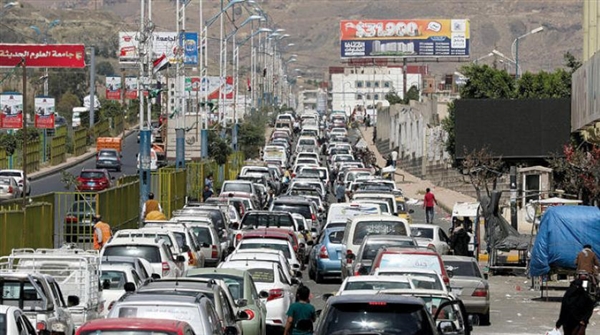 بهدف بيعه بأسعار باهظة في السوق السوداء .. مليشيا الحوثي تفتعل أزمة وقود جديدة في صنعاء