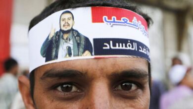 صورة بينهم وزير .. مليشيا الحوثي توقف ثلاثة مسؤولين من أتباعها بتهم فساد