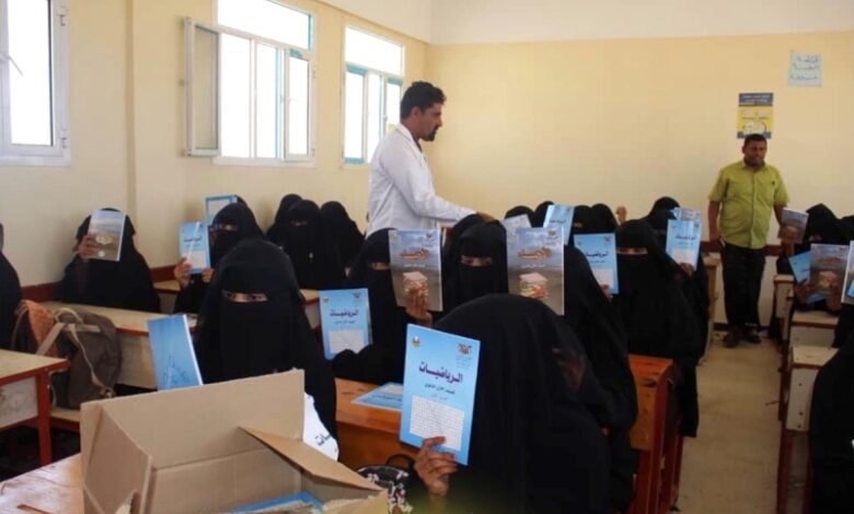 خليفة الإنسانية تواصل توزيع الكتب المدرسية على الطلاب في سقطرى