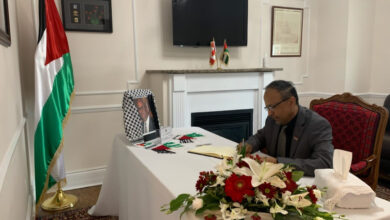 صورة رئيس خارجية الانتقالي بكندا يؤدي واجب العزاء في وفاة كبير المفاوضين الفلسطينيين الدكتور صائب عريقات