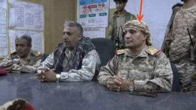 صورة في فضيحة جديدة .. هادي يعين سائق صهريج قائدًا للمنطقة العسكرية الثالثة