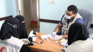 صورة عيادة الهلال الأحمر الإماراتي تواصل تقديم الرعاية الطبية لسكان المناطق النائية بحضرموت