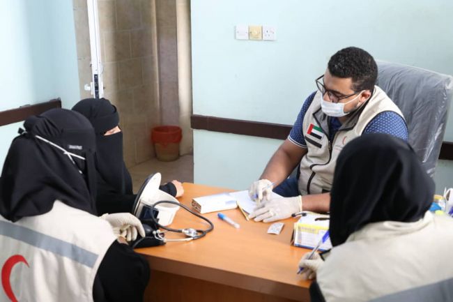 عياداة الهلال الأحمر الإماراتي تواصل تقديم الرعاية الطبية لسكان المناطق النائية بحضرموت