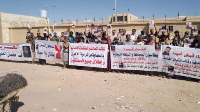 صورة أبناء شبوة ينظمون وقفة احتجاجية تنديداً  بقمع مليشيا الإخوان للمعارضين