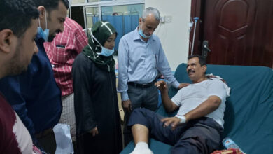 صورة بتوجيهات من الرئيس #الزُبيدي.. سوقي والشبحي يطمئنان على أحوال جرحى حادث مطار عدن الإجرامي في مستشفيات #العاصمة_عدن