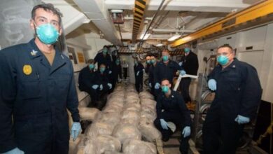 صورة اعتراض وحجز شحنة مخدرات مشبوهة كانت على متن قارب في بحر العرب