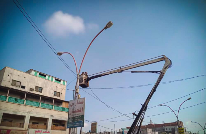 تواصل أعمال صيانة خطوط الإنارة في شوارع الشيخ عثمان