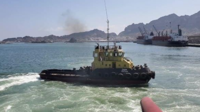 صورة عدن .. قرب دخول سفينة وقود الكهرباء الى ميناء الزيت