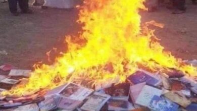 صورة “عودة لجرائم المغول”.. مليشيا الحوثي تحرق أشهر المكتبات الدينية في حجة