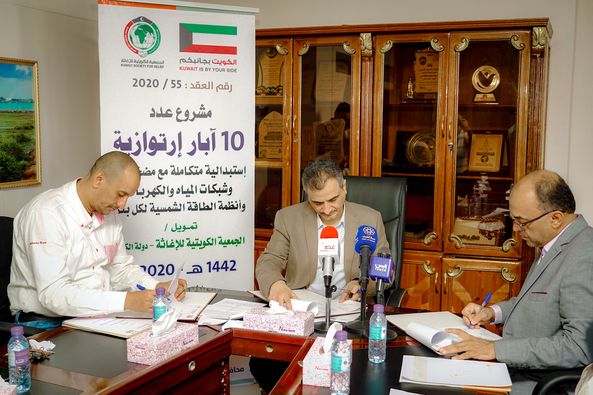 محافظ العاصمة عدن يشهد مراسم توقيع اتفاقية مشروع حفر 10 آبار استبادلية في حقل بئر ناصر للمياه