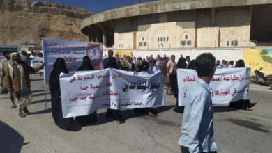صورة موظفو وادي حضرموت ينفذون وقفة احتجاجية للمطالبة بتحسين وضعهم المعيشي