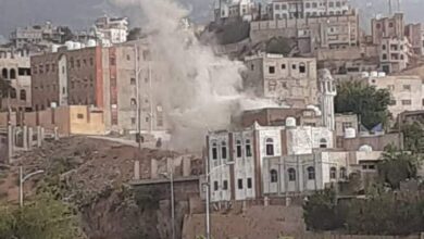 صورة إصابة امرأة في #تعز اليمنية إثر سقوط قذيفة حوثية شمال المدينة