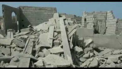 صورة تدمير 5 منازل في قصف صاروخي حوثي على حي منظر جنوب الحديدة