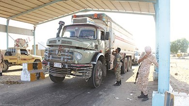 صورة لحج.. الأجهزة الأمنية تحبط عملية تهريب كمية كبيرة من مشتقات الوقود للحوثيين عبر 50 شاحنة
