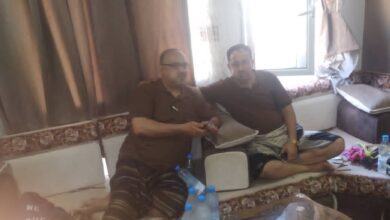 صورة لقاء ودي يجمع الوزير واعد باذيب والقائد مخـتار النـوبي في #العاصمة_عـدن