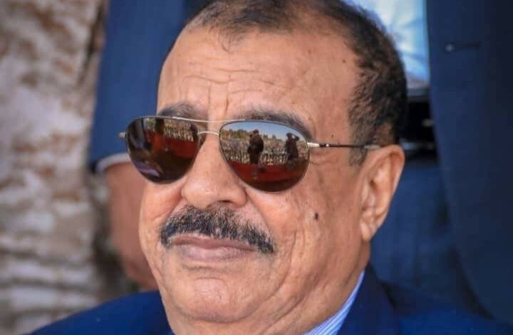 اللواء بن بريك يُعزّي في وفاة الأمين العام لجبهة التحرير والتنظيم الشعبي علي حسين سلطان