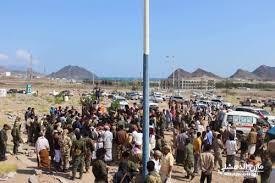 صورة تشييع مهيب لجثمان النقيب” صابر اليافعي” .. استشهد في الهجوم الإرهابي على مطار #عدن