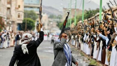 صورة على نهج إيران.. مليشيا الحوثي تشدد قضبتها الأمنية على مواقع التواصل
