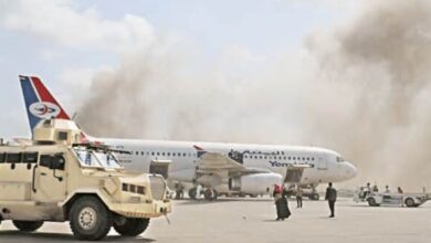 صورة نقل جثمان موظف في الصليب الأحمر سقط جراء الهجوم الإرهابي على مطار عدن
