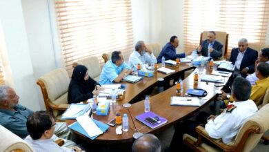 صورة إجتماع برئاسة وزير النقل لمناقشة خطة عمل لجنة الطوارئ الوطنية للإستجابة لمخاطر #خزان_صافر