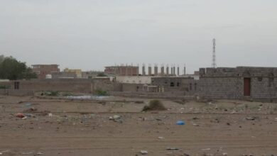 صورة مليشيات الحوثي تستهدف منازل المواطنين في مدينة التُحيتا بقذائف المدفعية