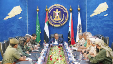 صورة الخُبجي يلتقي اللجنة العسكرية والأمنية لتنفيذ اتفاق الرياض ويُطلعها على سير العملية التفاوضية