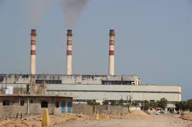 صورة مصادر: تعبئة صهاريج الوقود لمحطات توليد الكهرباء في عدن