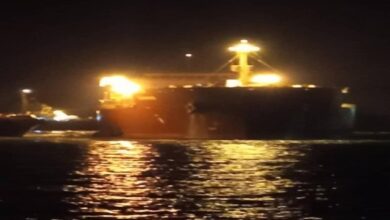 صورة دخول سفينة محملة بوقود الكهرباء إلى ميناء الزيت بعدن