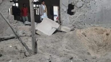 صورة سقوط صاروخ بالستي حوثي على حي سكني بمدينة مأرب اليمنية
