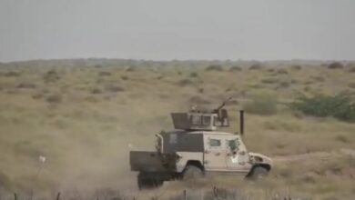 صورة مدفعية القوات المشتركة تحقق إصابات مباشرة في مواقع حوثية بـ حيس