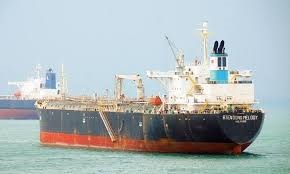 صورة مصدر بوزارة النفط يوضح أسباب تأخر دخول سفينة الديزل إلى العاصمة عدن