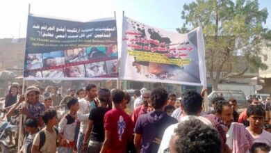 صورة انتفاضة شعبية في الحديدة تندد بجرائم الحوثي وتطالب بالحسم العسكري