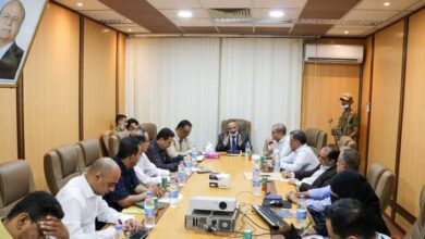 صورة وزير النقل يناقش مستوى العمل والتنسيق بين ميناء عدن والجمارك وهيئة النقل البري