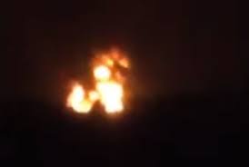 صورة مليشيا #الحوثي تحرق شاحنتين محملتين بالمشتقات النفطية جنوب #حيس