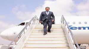صورة #عدن.. رئيس حكومة المناصفة يغادر إلى #الرياض