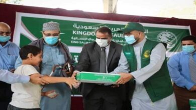 صورة بدعم من مركز الملك سلمان.. توزيع 500 سلة غذائية لمرضى السرطان في العاصمة عدن