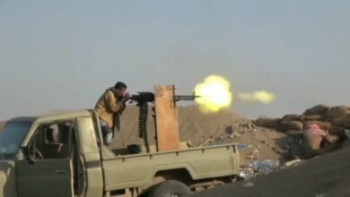صورة مدفعية القوات المشتركة تحقق إصابات مباشرة في ثكنات مليشيات الحوثي بقطاعي الدريهمي ومدينة الحديدة
