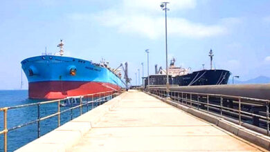 صورة ميناء الزيت بالعاصمة عدن يستعيد نشاطه التجاري في استقبال السفن الموردة للمشتقات النفطية