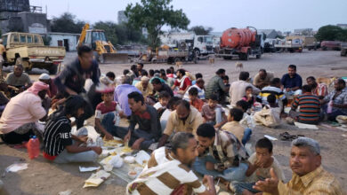 صورة لجنة الإغاثة بانتقالي العاصمة توزع وجبات إفطار على المناوبين بالمؤسسات الخدمية