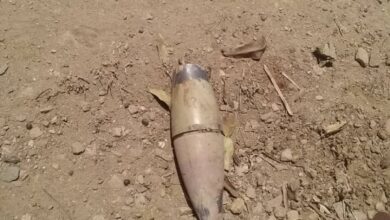 صورة سقوط قذيفة حوثية على حي سكني في منطقة الأشبوط بالمقاطرة