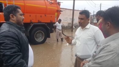 صورة مدير عام البريقة يشدد على مضاعفة الجهود لشفط مياه الأمطار من شوارع المديرية