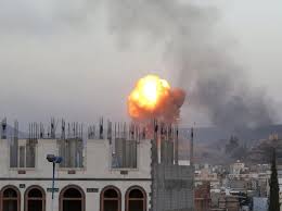 صورة انفجارات تهز مخزن أسلحة وصواريخ للحوثيين في #صنعاء اليمنية